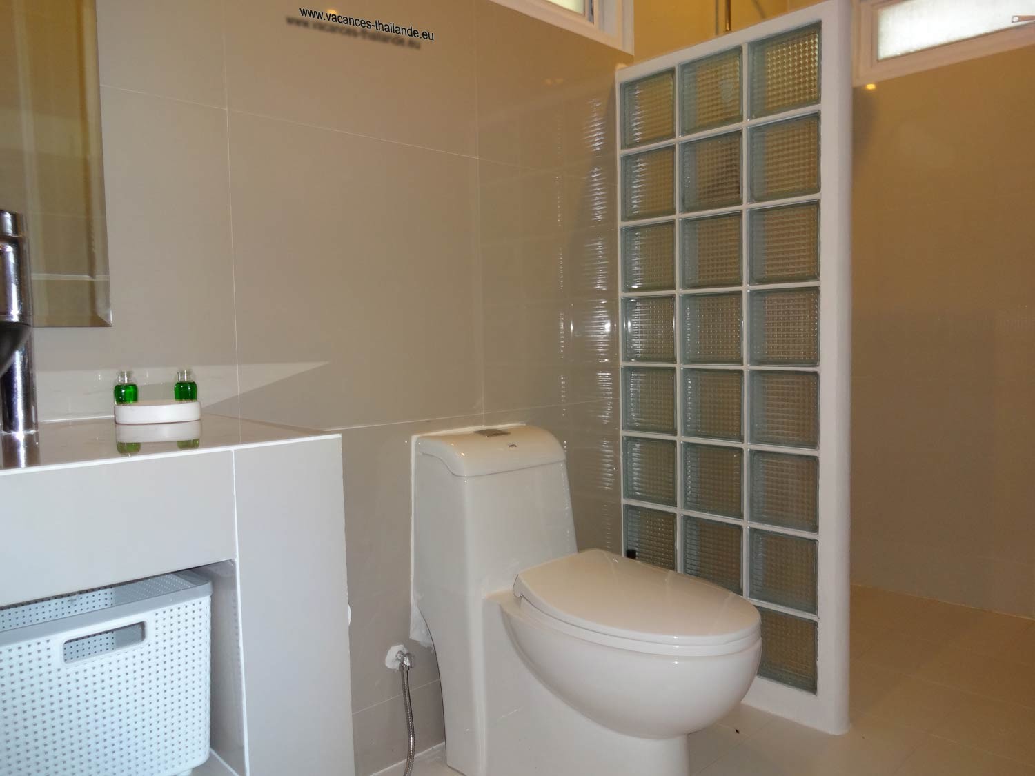 equipment-bathroom-1-white - villa-koh-samui-thailand-1500